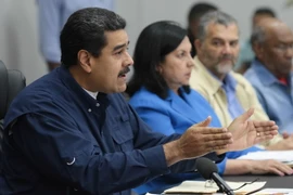 Tổng thống Venezuela Nicolás Maduro (trái) tại cuộc họp Hội đồng Bộ trưởng ở Caracas ngày 16/5. (Nguồn: EPA/TTXVN)