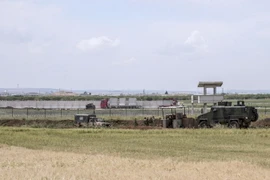 Xe quân sự Thổ Nhĩ Kỳ chuẩn bị xây tường biên giới tại khu vực thuộc tỉnh Kilis, giáp giới Syria ngày 7/5/2016. (Nguồn: AFP/TTXVN)