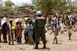 Binh sỹ thuộc phái bộ UNAMID gác tại thị trấn Golo thuộc Jebel Marra, Darfur ngày 19/6. (Nguồn: AFP/TTXVN)