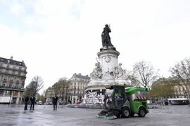 Máy vệ sinh làm sạch đường phố ở Paris. (Nguồn: AFP/TTXVN)