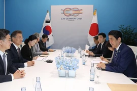 Thủ tướng Nhật Bản Shizo Abe (phải) và Tổng thống Hàn Quốc Moon Jae-in (thứ 2, trái) đã có cuộc gặp song phương bên lề G20 tại Đức hồi tháng Bảy. (Nguồn: EPA/TTXVN)