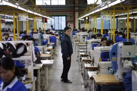 Công nhân Triều Tiên làm việc trong một nhà máy ở khu công nghiệp Kaesong ngày 19/12/2013. (Nguồn: AFP/TTXVN)