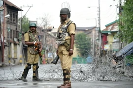 Binh sỹ Ấn Độ gác tại khu vực giới nghiêm tại Srinagar thuộc khu vực Kashmir, ngày 2/8. (Nguồn: AFP/TTXVN)