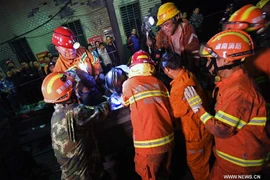 Lực lượng cứu hộ tại hiện trường vụ tai nạn. (Nguồn: en.people.cn)