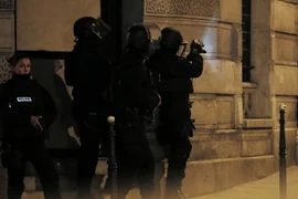 Cảnh sát phong tỏa hiện trường vụ nổ súng ở đại lộ Champs Elysees. (Nguồn: AFP/TTXVN)