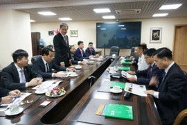 Đoàn công tác tỉnh Vĩnh Phúc làm việc với ban quản lý trung tâm thương mại Hà Nội. (Ảnh: Lê Hằng/Vietnam+)