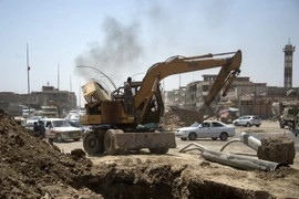 Dọn dẹp đường phố Mosul ngày 12/7 sau khi Chính phủ Iraq tuyên bố giành chiến thắng trước IS. (Nguồn: AFP/TTXVN)