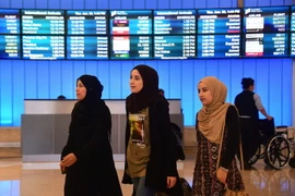 Hành khách đến từ Trung Đông tại Sân bay Quốc tế Los Angeles, Mỹ ngày 29/6. (Nguồn: AFP/TTXVN)