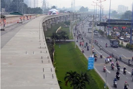 Lắp đặt hệ thống ray tuyến Metro số 1 Bến Thành-Suối Tiên. (Ảnh: Mạnh Linh/TTXVN)