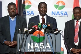 Thủ lĩnh phe đối lập Kenya, ông Raila Odinga (giữa) tại cuộc họp báo ở Nairobi ngày 16/8. (Nguồn: AFP/TTXVN)