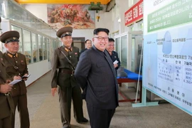 Nhà lãnh đạo Triều Tiên Kim Jong-un (phải) trong một chuyến thăm Viện vật liệu hóa chất thuộc Học viện công nghệ quốc phòng. (Nguồn: Yonhap/TTXVN)