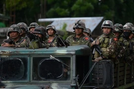 Binh sỹ Philippines trên đường tới Marawi trong chiến dịch chống IS ngày 28/6. (Nguồn: AFP/TTXVN)
