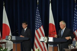 Ngoại trưởng Mỹ Rex Tillerson (phải) và Ngoại trưởng Nhật Bản Taro Kono tại cuộc họp báo chung ở Washington ngày 17/8. (Nguồn: AFP/TTXVN)