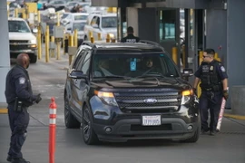 Nhân viên an ninh kiểm tra các phương tiện nhập cảnh vào Mỹ tại cửa khẩu San Ysidro, California ngày 10/2. (Nguồn: AFP/TTXVN)