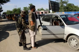  Nhân viên an ninh kiểm tra tại một trạm kiểm soát ở tỉnh Kunduz. Ảnh minh họa. (Nguồn: AFP/TTXVN)