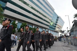 Cảnh sát tuần tra gần Tòa án tối cao ở Bangkok, Thái Lan ngày 25/8. (Nguồn: THX/TTXVN)
