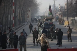  Lực lượng an ninh Afghanistan làm nhiệm vụ tai hiện trường vụ đánh bom ở Kabul ngày 25/12. (Nguồn: THX/TTXVN)