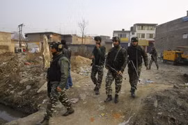 Binh sỹ Ấn Độ tuần tra tại huyện Pulwama, cách Srinagar khoảng 16km về phía nam. (Nguồn: THX/TTXVN)