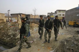 Binh sỹ Ấn Độ tuần tra tại huyện Pulwama, cách Srinagar khoảng 16km về phía nam. (Nguồn: THX/TTXVN)