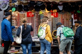 Hàng hóa được bày bán tại một khu chợ ở quận Notting Hill, London ngày 8/8. (Nguồn: AFP/TTXVN)