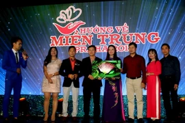 Đấu giá bức tranh "Hoa bàng vuông". (Ảnh: Quang Vinh/Vietnam+)