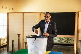 Tổng thống Rwanda Paul Kagame bỏ phiếu tại một điểm bầu cử ở Kigali ngày 4/8. (Nguồn: AFP/TTXVN)