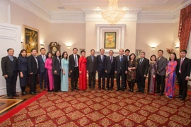 Ông Nguyễn Thiện Nhân và Đoàn đại biểu cấp cao Thành phố Hồ Chí Minh chụp ảnh lưu niệm với các cán bộ, nhân viên Đại sứ quán Việt Nam tại Hoa Kỳ. (Ảnh: Đoàn Hùng/TTXVN)