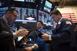 Giao dịch viên làm việc tại Sàn chứng khoán New York, Mỹ. (Nguồn: AFP/TTXVN)