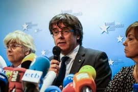 Cựu Thủ hiến Catalonia bị phế truất Carles Puigdemont (giữa) và các cựu thành viên chính quyền tự trị tại cuộc họp báo ở Brussels (Bỉ) ngày 31/10. (Nguồn: AFP/TTXVN)