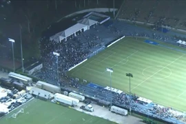 Các sinh viên tại sân vận động Drake. (Nguồn: latimes.com)