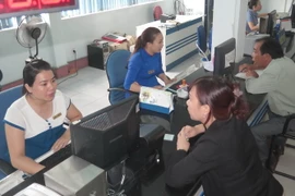 Khách đến mua vé tại ga Sài Gòn. (Ảnh: Hoàng Hải/TTXVN)