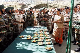 Bộ trưởng Nirmala Sitharaman và binh sỹ tại bang Arunachal Pradesh. (Nguồn: ndtv.com)