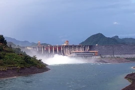 Nhà máy thủy điện Tuyên Quang mở 1 cửa xả đáy, đảm bảo an toàn hồ chứa. (Ảnh: Quang Cường/TTXVN)