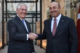 Ngoại trưởng Mỹ Rex Tillerson (trái) và người đồng cấp Thổ Nhĩ Kỳ Mevlut Cavusoglu tại cuộc gặp ở Istanbul, Thổ Nhĩ Kỳ ngày 9/7. (Nguồn: AFP/TTXVN)