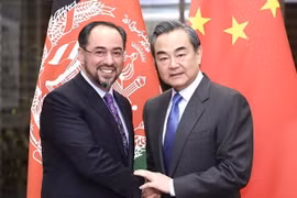Ngoại trưởng Trung Quốc Vương Nghị (phải) và người đồng cấp Afghanistan Salahuddin Rabbani tại Bắc Kinh hôm 25/12. (Nguồn: Xinhua)