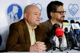 Thủ lĩnh cấp cao FARC Carlos Antonio Lozada (trái) và Luciano Marin (phải, biệt danh Ivan Marquez) trong cuộc họp báo tại Bogota, ngày 24/7. (Nguồn: EPA/TTXVN)