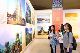 Khách tham quan Triển lãm ảnh “Việt Nam tươi đẹp, Trung Quốc tươi đẹp”. (Ảnh: Quang Quyết/TTXVN)
