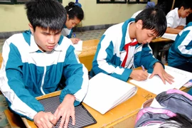 Giờ học hòa nhập của học sinh trường Nguyễn Đình Chiểu. (Ảnh: Bích Ngọc/TTXVN)