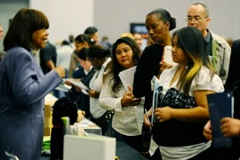 Tìm việc tại Hội chợ việc làm ở Los Angeles, California. (Nguồn: AFP/TTXVN)