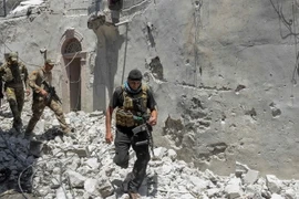 Binh sỹ Iraq tiến vào Thành cổ Mosul ngày 25/6. (Nguồn: AFP/TTXVN)