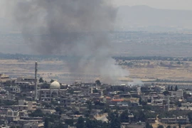 Khói bốc lên sau giao tranh tại khu vực Quneitra trên cao nguyên Golan nhìn từ phía Israel ngày 26/6. (Nguồn: AFP/TTXVN)