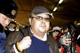 Kim Jong-nam (giữa) tại sân bay Bắc Kinh, Trung Quốc ngày 11/2/2007. (Nguồn: AFP/TTXVN)