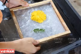 Trải nghiệm mới cho du khách học làm giấy dó ở Hòa Bình