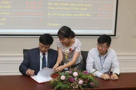 SCIC ký hợp đồng với Tập đoàn đồ uống F&N (Singapore). (Ảnh : Hoàng Hải/TTXVN)