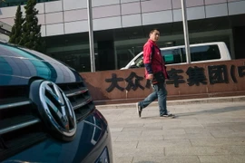 Biển hiệu tại văn phòng công ty đại diện của hãng Volkswagen ở Bắc Kinh, Trung Quốc. (Nguồn: AFP/TTXVN)