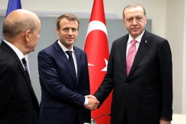 Tổng thống Pháp Emmanuel Macron (trái) và Tổng thống Thổ Nhĩ Kỳ Recep Tayyip Erdogan (phải) trong cuộc gặp tại trụ sở LHQ ở New York , Mỹ ngày 19/9. (Nguồn: AFP/TTXVN)
