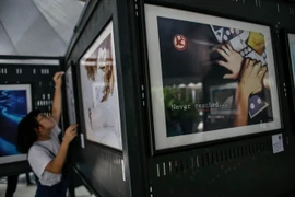 Các tác phẩm nghệ thuật trưng bày tại Triển lãm tưởng nhớ các nạn nhân MH370 tại Kuala Lumpur ngày 4/3. (Nguồn: EPA/TTXVN)