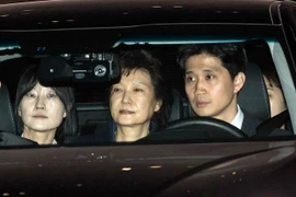 Cựu Tổng thống Hàn Quốc Park Geun-hye (giữa) được áp giải tới nơi tạm giam sau khi rời khỏi Văn phòng Công tố quận Seoul ngày 31/3. (Nguồn: THX/TTXVN)