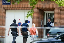 Cảnh sát và nhân viên pháp y điều tra tại nơi ở của một nghi phạm khủng bố ở Brussels ngày 21/6. (Nguồn: EPA/TTXVN)