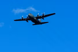 Máy bay C-130 bay trên bầu trời Sparta, Kentucky, Mỹ ngày 8/7. (Nguồn: AFP/TTXVN)